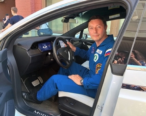 Партия «Зелёные» привезла документы в ЦИК на Tesla model X