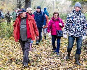 В Великом Новгороде на специализированной тропе для прогулок с собаками прошёл субботник